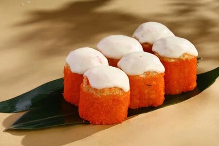 Запеченный ролл со снежным крабом под сырной шапкой