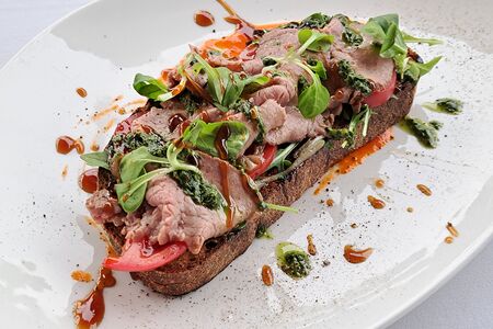 Брускетта с ростбифом и песто