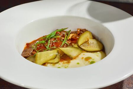 Томатный бефстроганов с картофельным пюре