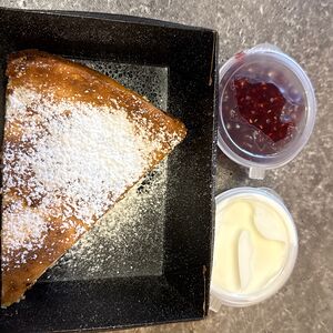 Запеканка творожная со сметаной и джемом 