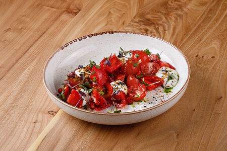 Салат из сезонных томатов с красным луком, кинзой и сырным кремом