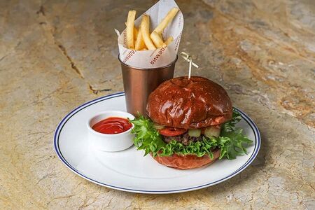 Гамбургер с фермерской говядиной с картофелем фри