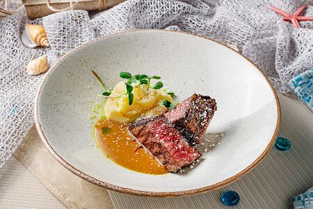 Мраморная говядина с копченым картофелем