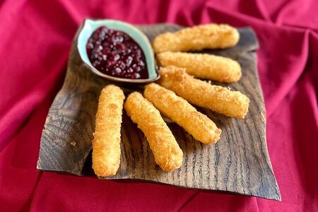 Сырные палочки с брусничным соусом