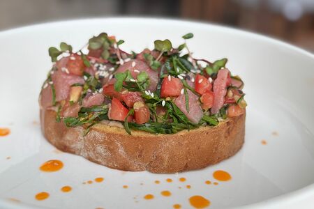 Тост с тунцом конфи