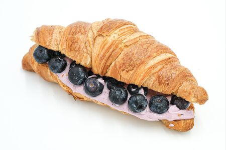 Круассан Голубика-сыр