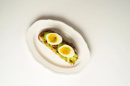 Тост с гуакамоле, авокадо и яйцом