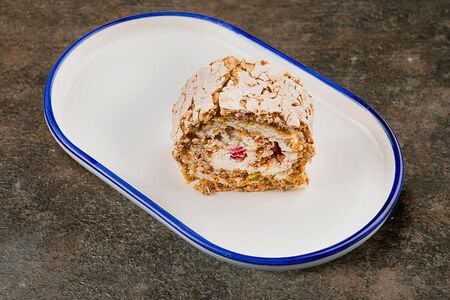 Меренговый рулет с ягодами