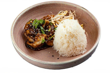 Кальмары гриль в азиатском стиле с рисом 