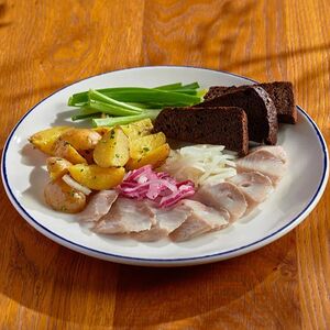 Маринованная сельдь с картофелем и маринованным луком