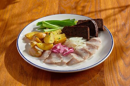 Маринованная сельдь с картофелем и маринованным луком