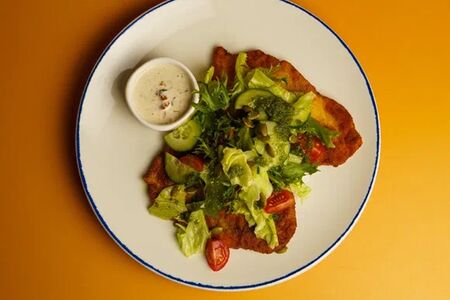 Шницели куриные с миксом салатов