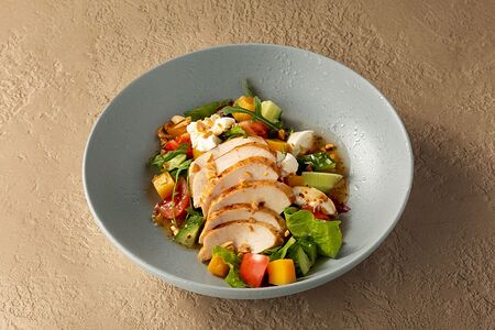 Салат с цыплёнком, персиком и рикоттой