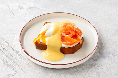 Бенедикт на бриоши с лососем и голландским соусом