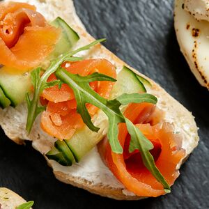 Брускетта с лососем