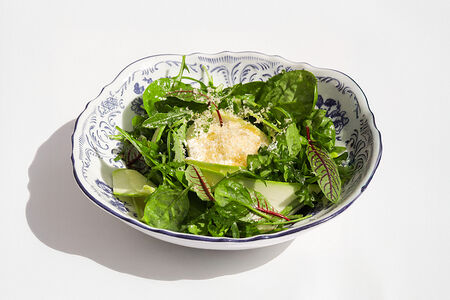 Зелёный салат с молодым сыром