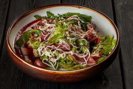 Салат с вяленой уткой и грушей