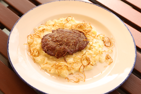 Говяжья вырезка на креме из сыра с картофелем в сливочной эмульсии