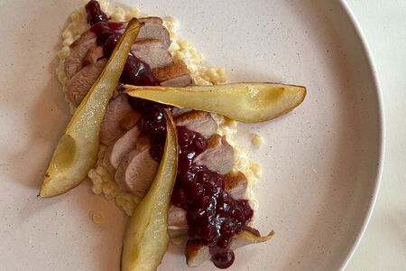 Утиное филе со сливочным птитимом и пряной грушей