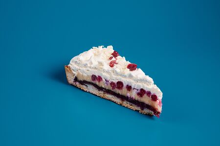 Торт брусничный с белым шоколадом