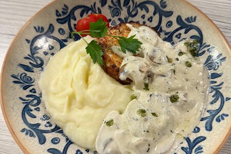 Куриная котлета с грибным соусом 