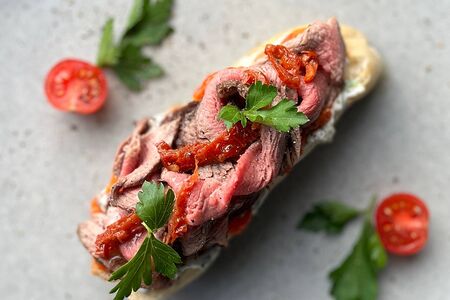 Брускетта с ростбифом