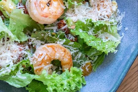 Салат с креветками, авокадо и соусом тоннато