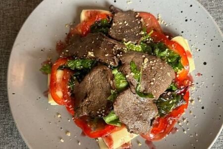 Теплый салат с телятиной и сыром