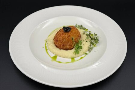 Котлета по-киевски с картофельным пюре и черной икрой