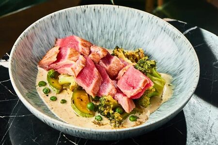 Тунец с соте из зелёных овощей