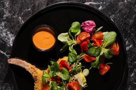 Хрустящий свиной шницель с легким салатом и соусом ромеско