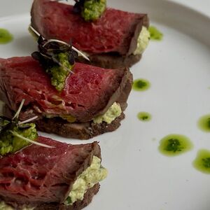 Рулеты из ростбифа с сыром и муссом из авокадо