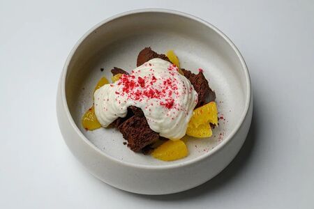 Шоколадный брауни с апельсином и сметанным соусом