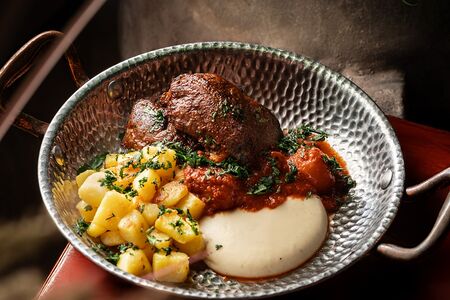 Оджахури из свиных щечек с картофельным муссом 