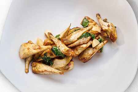 Жареные артишоки с соусом фета 