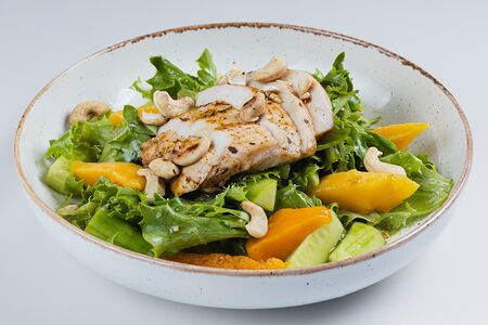 Салат с манго и куриной грудкой
