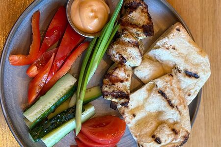 Шашлык из курицы со свежими овощами