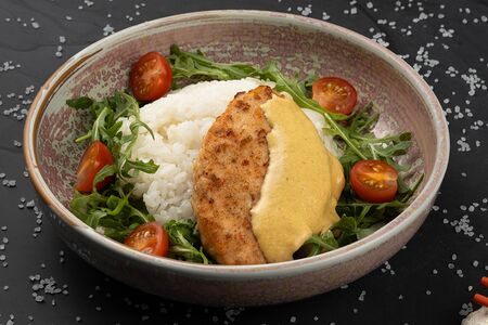 Котлета из лосося с азиатским карри и ароматным рисом