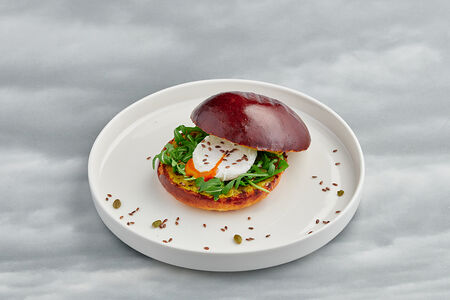 Бриошь с кремом из авокадо и яйцом пашот