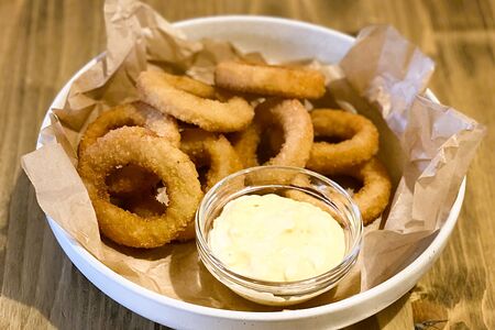 Луковые кольца с сырно-чесночным соусом