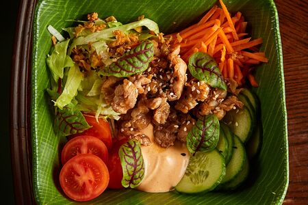 Салат с куриным попкорном и соусом кимчи	