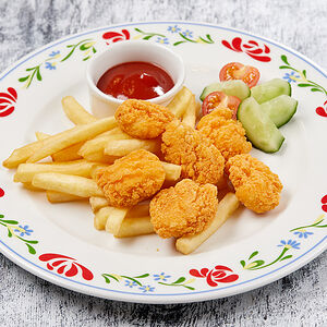 Куриные наггетсы с картофелем фри и кетчупом