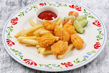 Куриные наггетсы с картофелем фри и кетчупом