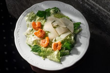 Салат Цезарь с креветками