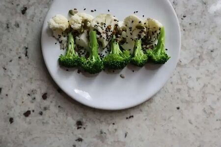 Брокколи, цветная капуста с семечками