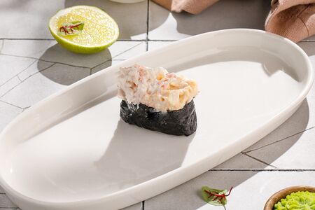 Острые суши снежный краб