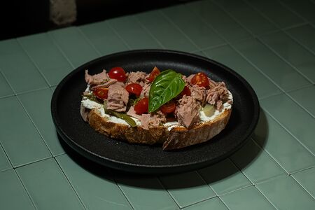 Брускетта с тунцом