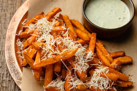 Батат фри с копченым сыром и соусом блю чиз