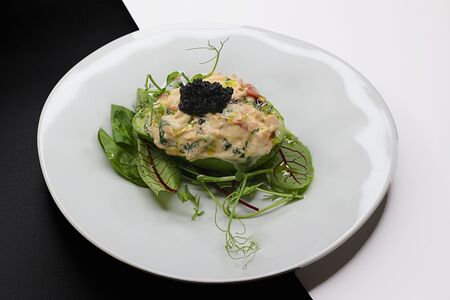 Авокадо с запеченными морепродуктами