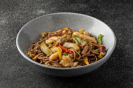 Гречневая лапша с морским коктейлем